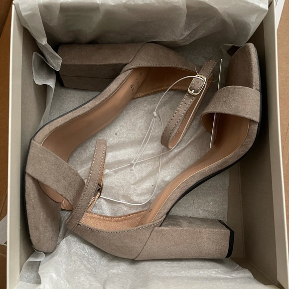 Square Toe Heels - Picture 2 of 3